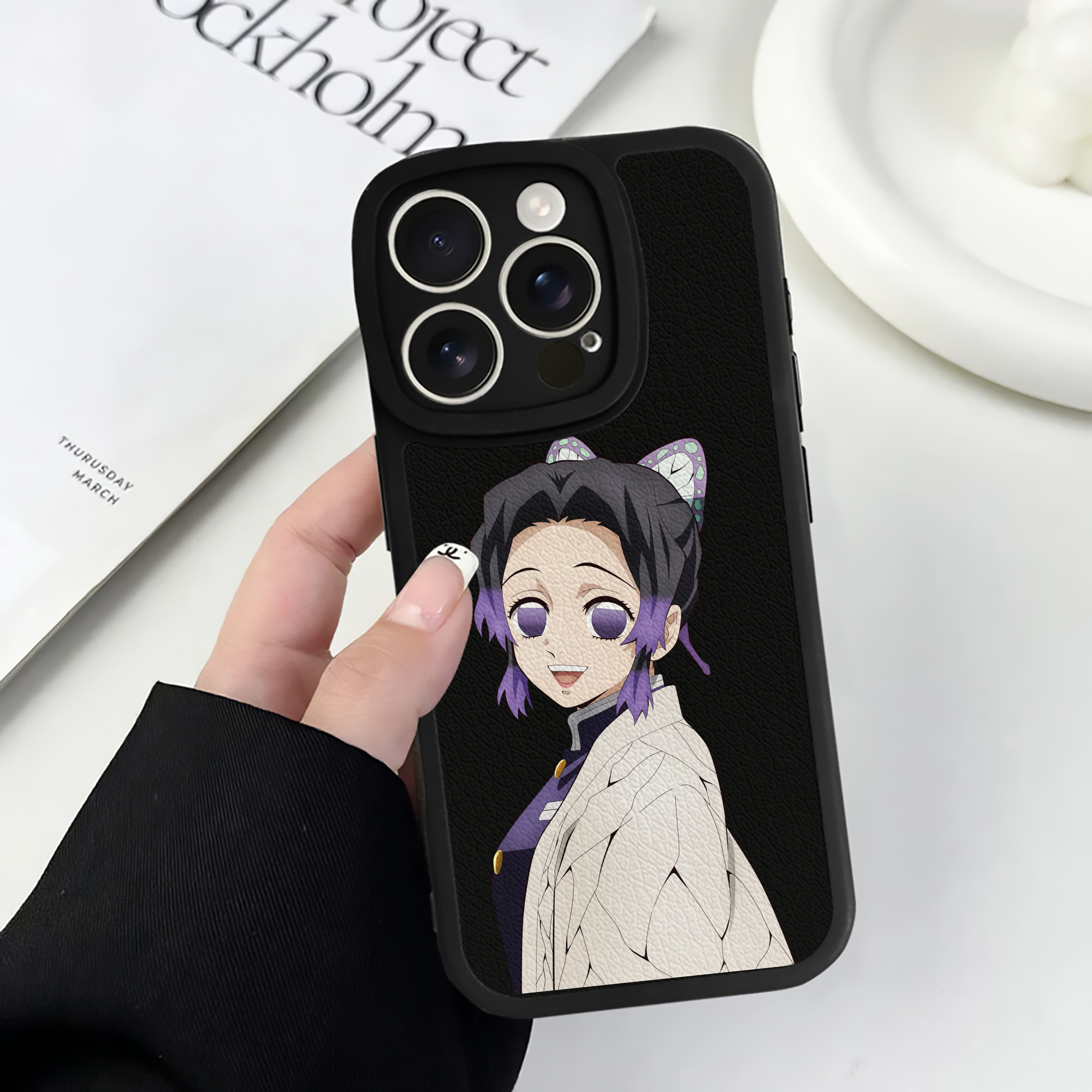 （画像用） 鬼滅の刃（きめつのやいば）蟲柱-胡蝶 しのぶ／こちょう しのぶ Kochou Shinobu 【iPhone 16シリーズ対応】シリコンスマホケース（レザー調） 材質：シリコン